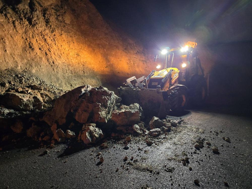 Beypazarı'nda Yollara inen kayalar ve topraklar temizlendi.