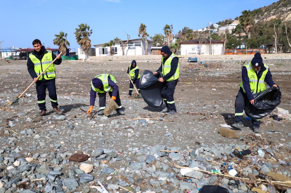 BÜYÜKŞEHİRDEN SAHİL ŞERİDİNDE KIŞ TEMİZLİĞİ