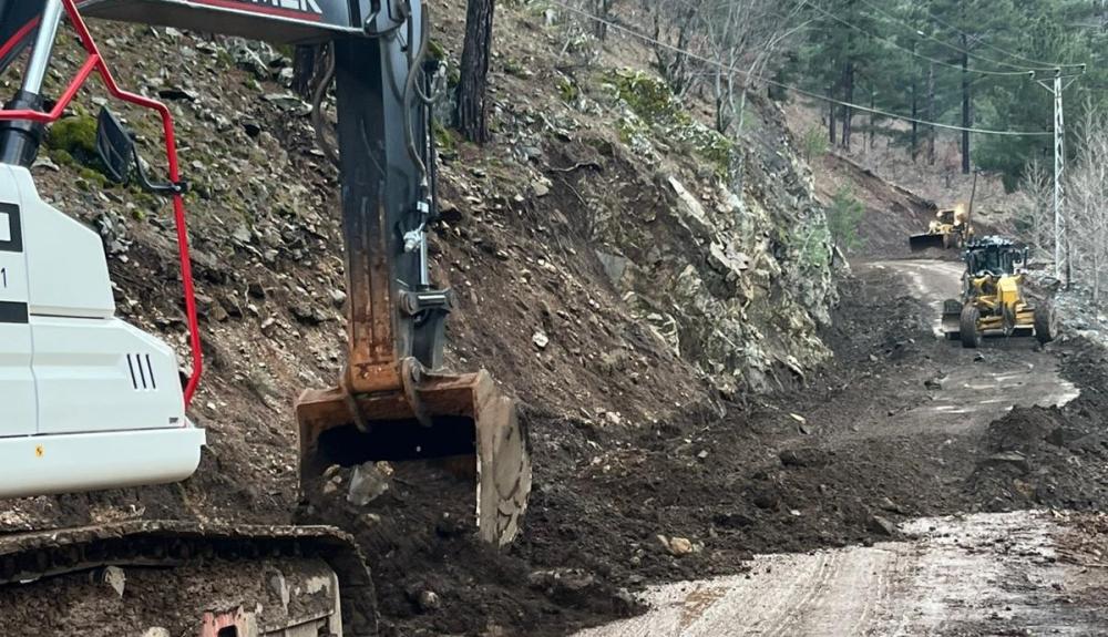 BÜYÜKŞEHİR, YAHYALI’DA SEL VE HEYELAN SONUCU KAPANAN YOLLARI ULAŞIMA AÇTI