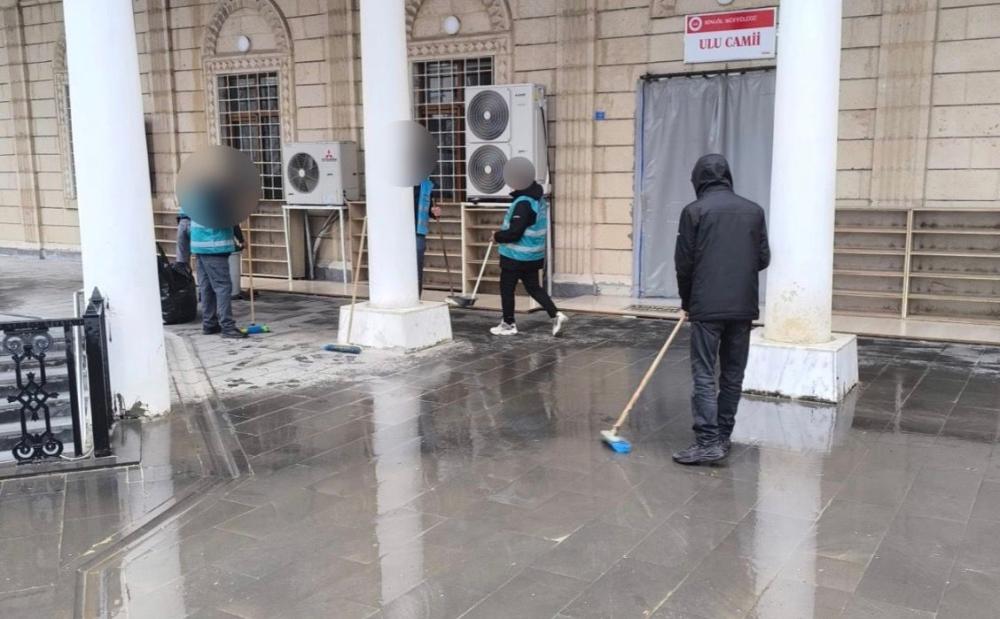 Yükümlülerden Camii Temizliği