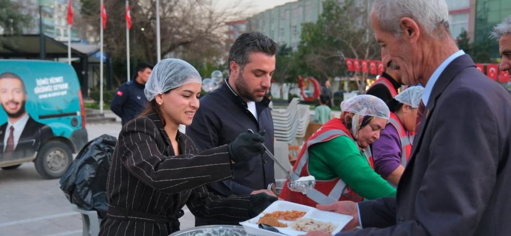 Ceyhan Belediyesi Cumhuriyet Meydanı’nda Binlerce Vatandaşı İftarda Buluşturdu