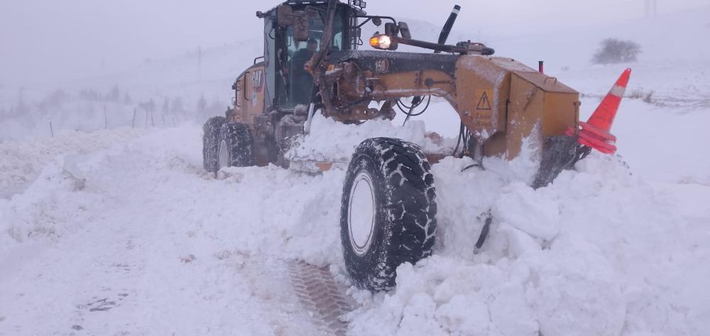 BÜYÜKŞEHİR, KARDAN ETKİLENEN 432 KİLOMETRELİK 54 MAHALLE YOLUNU ULAŞIMA AÇTI