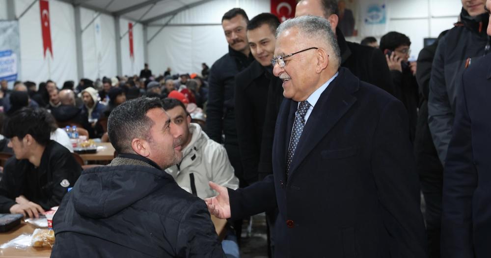 BÜYÜKŞEHİR’İN GÖNÜL SOFRASINDA BAŞKAN BÜYÜKKILIÇ’TAN “KARDEŞLİK” TABLOSU