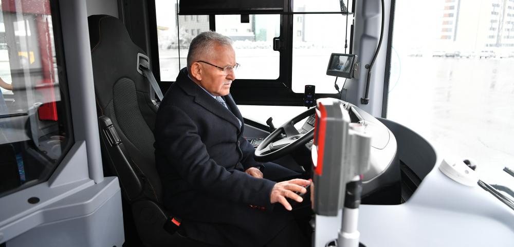 BAŞKAN BÜYÜKKILIÇ, ÇEVRECİ VE YENİLENEBİLİR ELEKTRİKLİ OTOBÜS İLE BİSİKLETLERİ İNCELEDİ