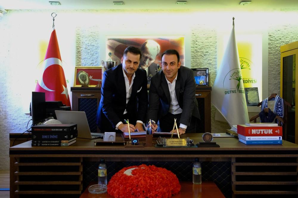 BAŞKAN HALİL İBRAHİM ÖZGÜN’DEN DEFNE’YE KALICI BİR ESER: KÜLTÜR VE SANAT MERKEZİ PROTOKOLÜ İMZALANDI