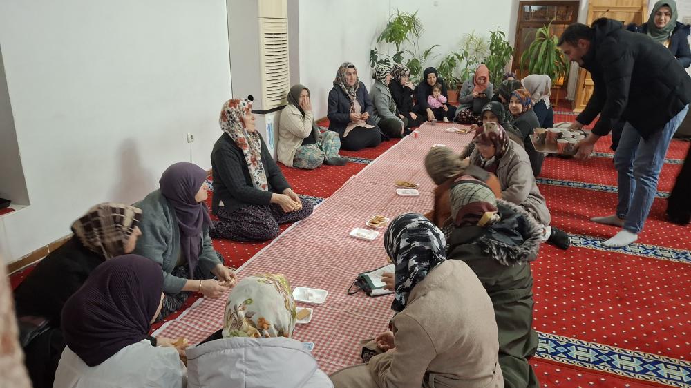 Bu Camide her akşam teravih sonrası muhabbet var: