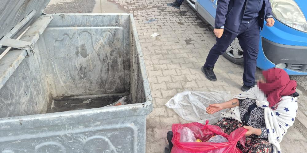 BÜYÜKŞEHİR ZABITASI, EVDEN GETİRDİKLERİ EŞYALARLA DUYGU SÖMÜRÜSÜ YAPAN DİLENCİLERE GÖZ AÇTIRMIYOR