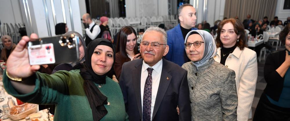 BAŞKAN BÜYÜKKILIÇ, EŞİ DR. NECMİYE BÜYÜKKILIÇ İLE “KADINA VEFA” İFTAR PROGRAMINA KATILDI