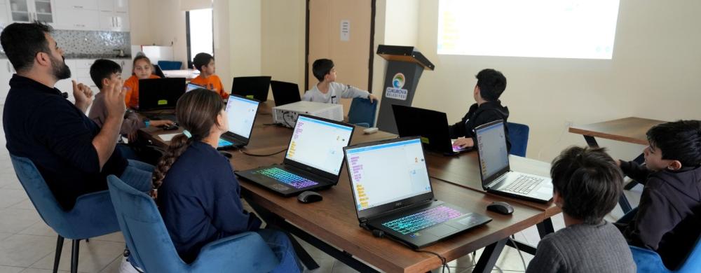 ÇUKUROVA’DA ÇOCUKLAR VE GENÇLER TEKNOLOJİYLE BULUŞUYOR