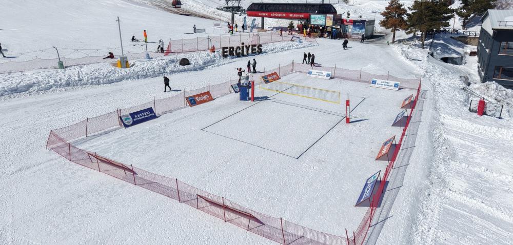 ERCİYES’TE KAR VOLEYBOLU HEYECANI BAŞLIYOR: KAR VOLEYBOLU SAHASI ÜCRETSİZ HİZMETTE