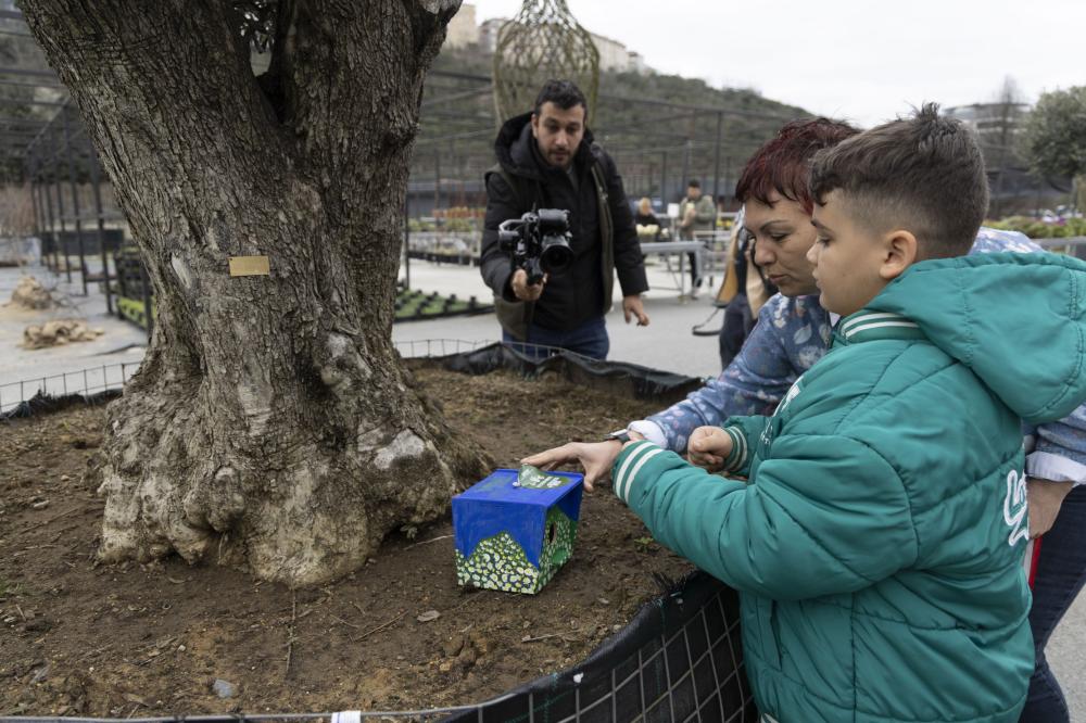 MİNİK ELLER BOYADI, KUŞLAR YUVALARINA KAVUŞTU