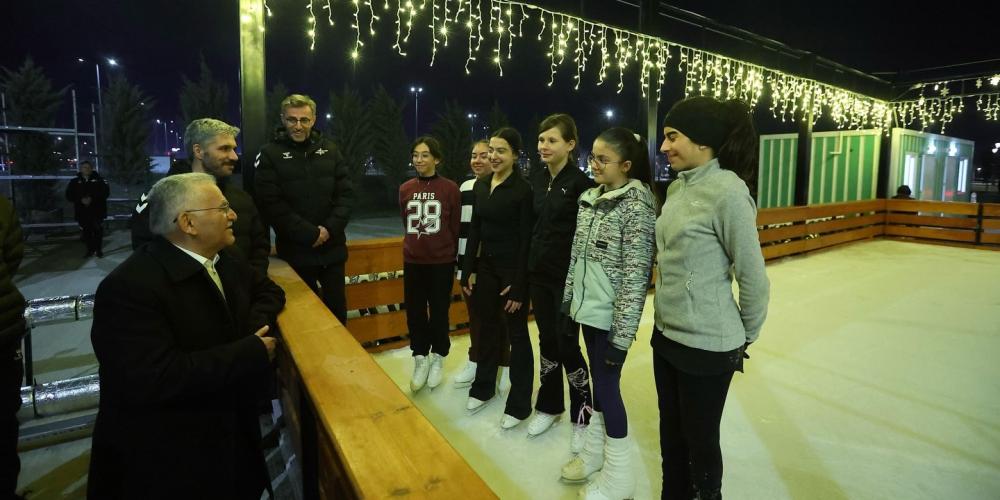 BAŞKAN BÜYÜKKILIÇ’TAN GENÇLERE MÜJDE: AÇIK HAVA BUZ PATENİ PİSTİ