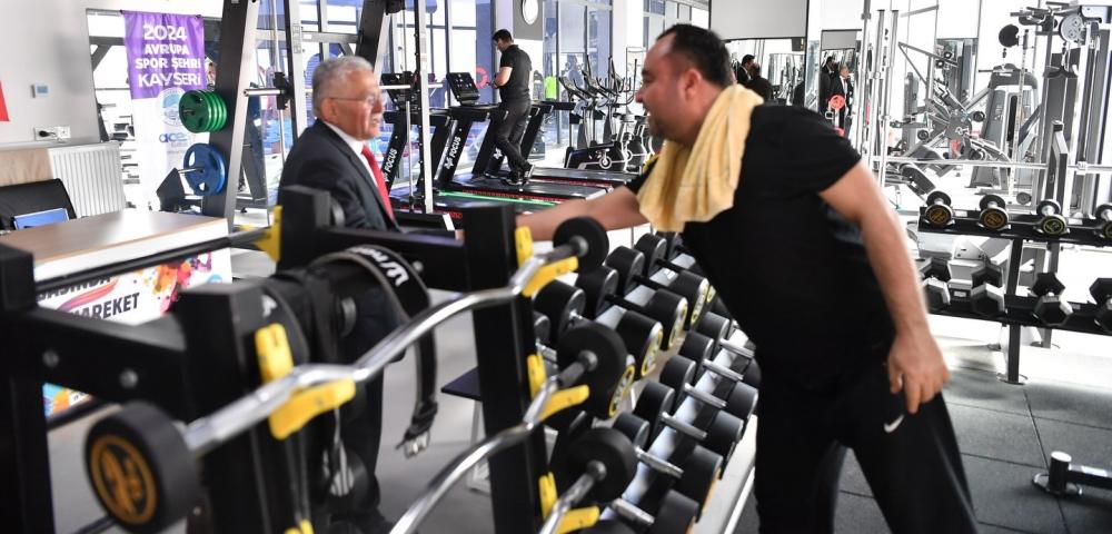 BAŞKAN BÜYÜKKILIÇ VE BAKAN YARDIMCISI BOYRAZ, TALAS MEVLANA SOSYAL YAŞAM MERKEZİ’Nİ ZİYARET ETTİ