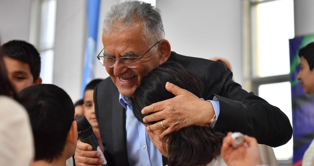 BAŞKAN BÜYÜKKILIÇ, YÜREKLERİ ISITTI: BAYRAMDA ÇOCUKLARIN GÖNLÜNÜ KAZANDI