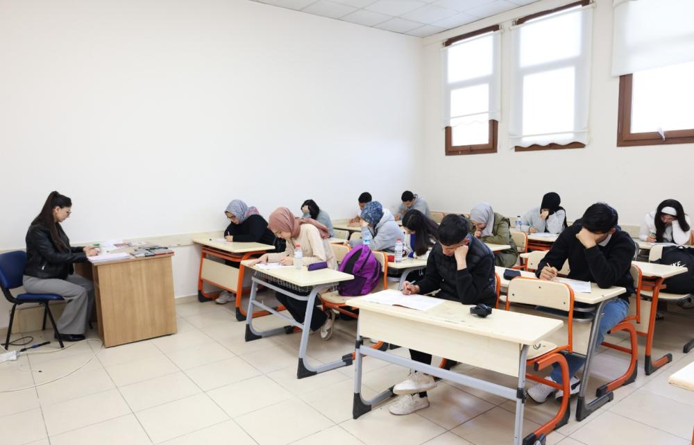 LİSE VE ÜNİVERSİTE YOLCULUĞUNDA HBB ÖĞRENCİLERİN YANINDA