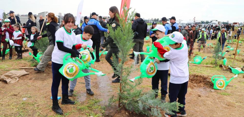 MİMAR KEMAL İLKOKULU ÖĞRENCİLERİNDEN 'YEŞİL VATAN'A CAN SUYU!