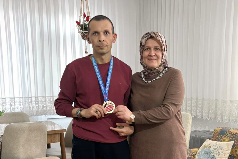 AK Parti Genel Merkez MKYK Üyesinden Beypazarı İlçesinde ev ziyareti