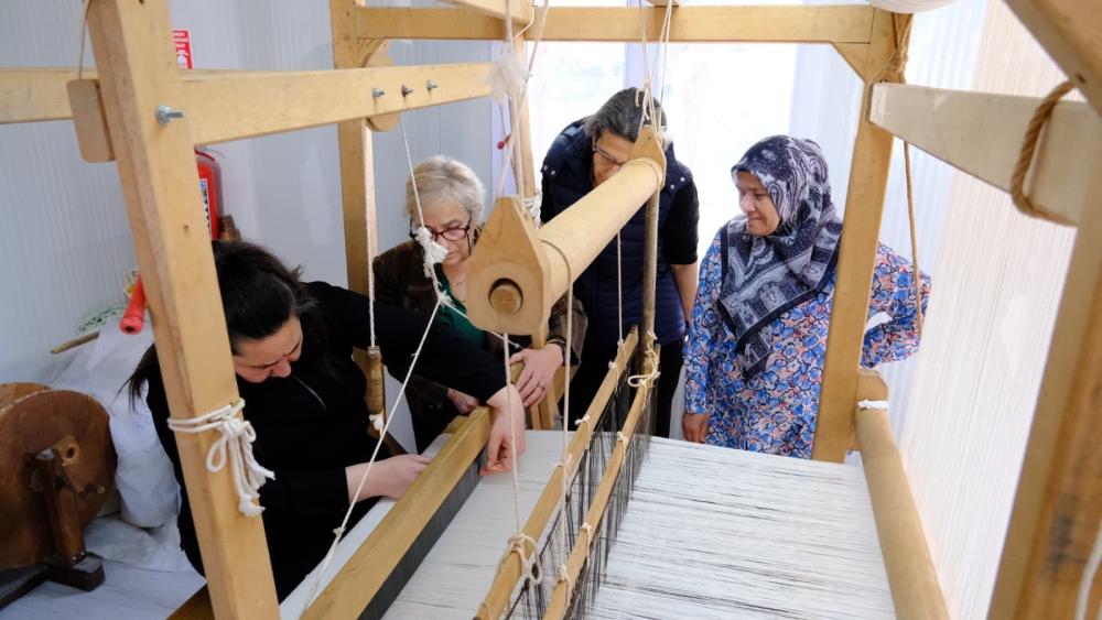 İPEK EL DOKUMACILIĞI KURSU İLE GELENEKSEL MİRAS GELECEĞE AKTARILIYOR