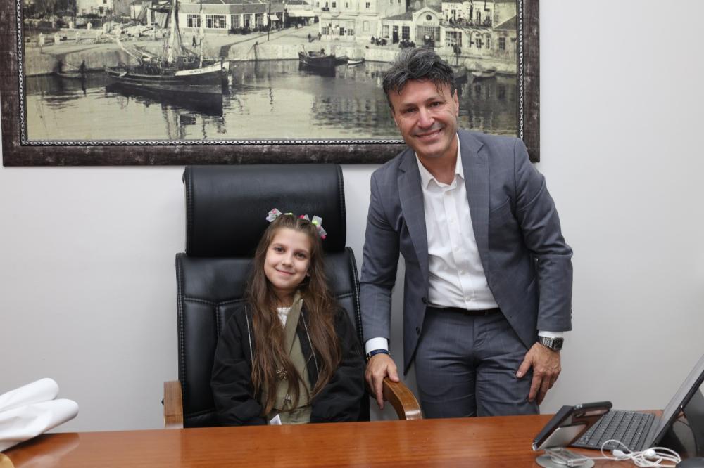 GELİBOLU BELEDİYE BAŞKANLIK KOLTUĞU 23 NİSAN’DA ÇOCUKLARIN OLDU