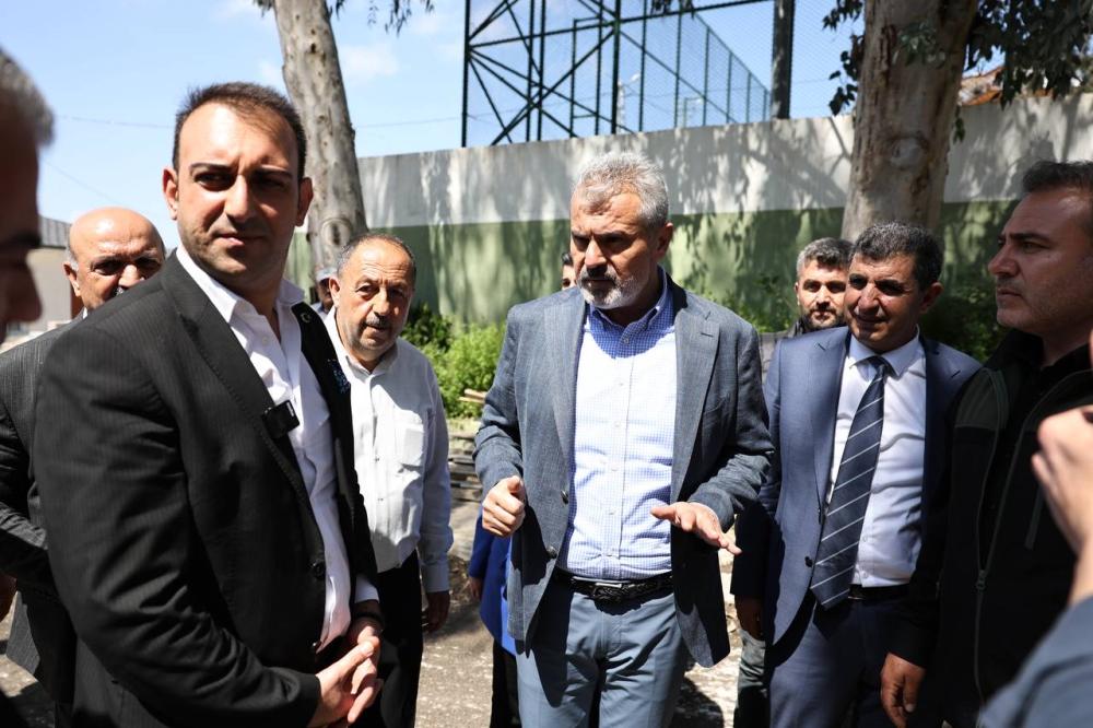 BAŞKAN ÖNTÜRK DEFNE’DE PRESTİJ CADDE VE YOL ÇALIŞMALARINI KONTROL ETTİ