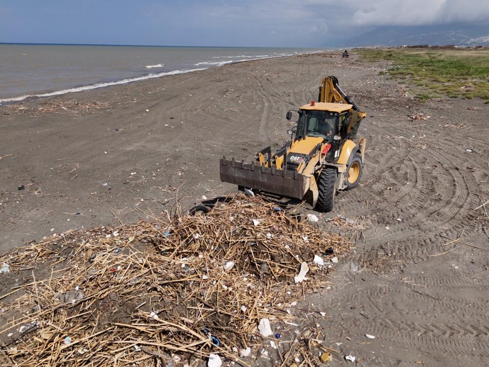 SAHİLLER YAZ SEZONUNA HAZIRLANIYOR: TEMİZLİK SEFERBERLİĞİ BAŞLADI