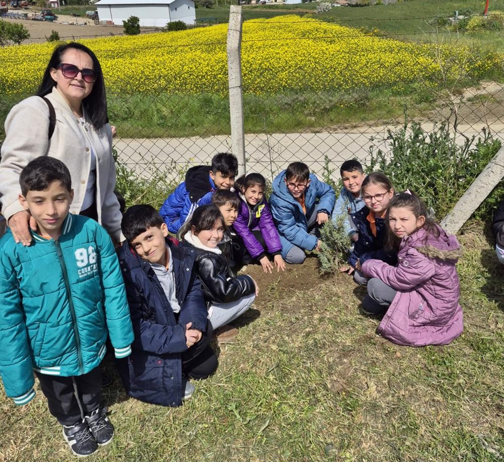 Bolayır’da  Geleceğe Nefes Olan Öğrenciler Fidan Dikti