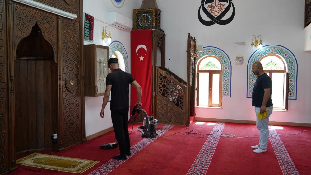 YUNUSEMRE’DE İBADETHANELER BAYRAMA HAZIRLANIYOR