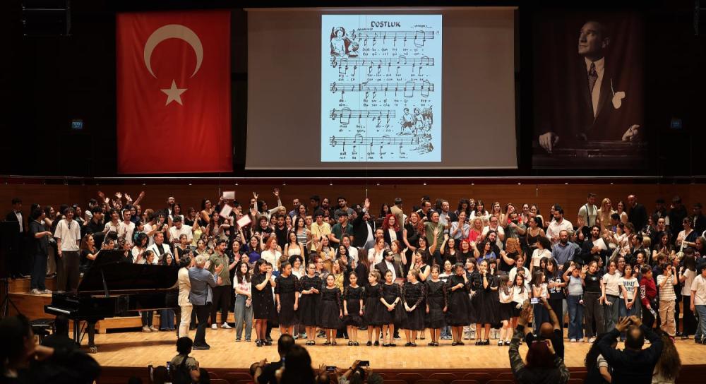 Binlerce koro sanatçısı büyük finalle ödüllerini aldı