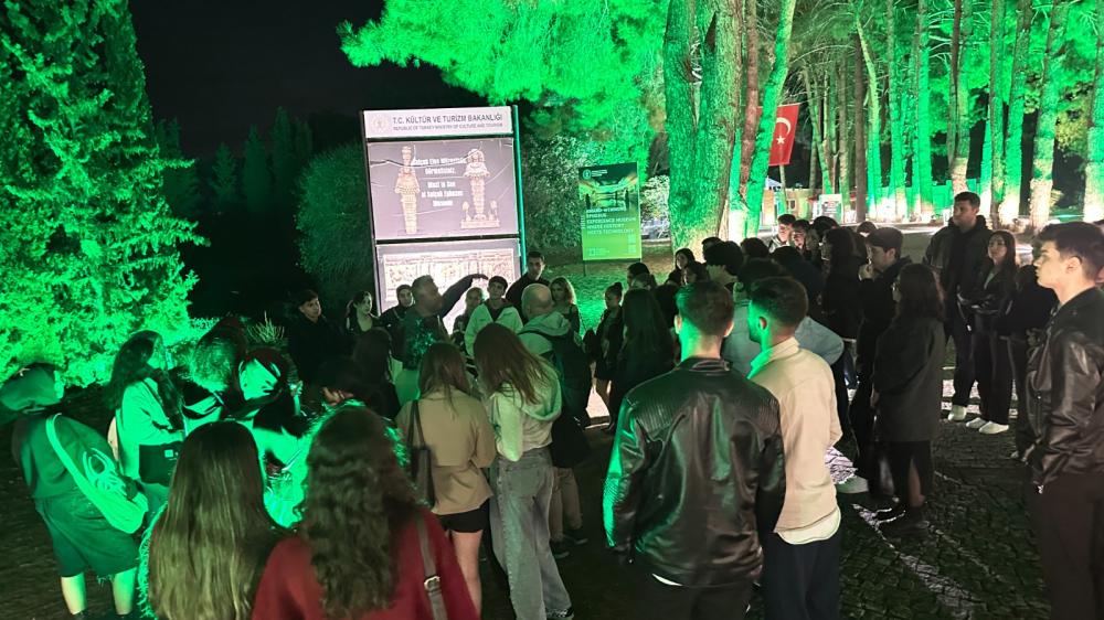 Efes’te gece müzeciliği gençlerle buluşuyor