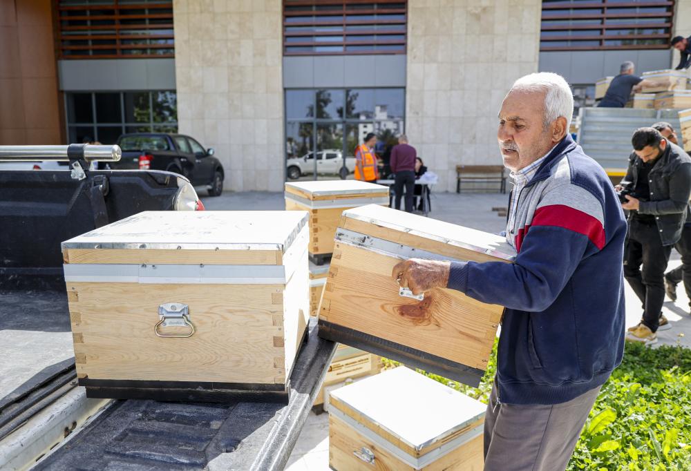 Büyükşehir’in arı kovanı destekleri devam ediyor