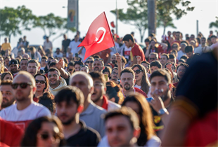 İZMİR’DE DÜNYA KUPASI HEYECANI MEYDANLARA TAŞTI 