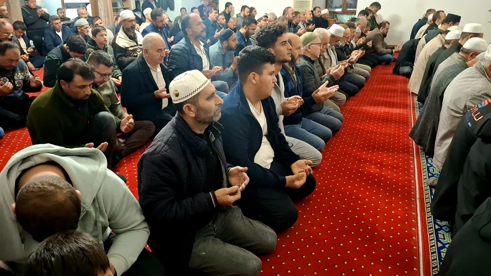 BEYPAZARI’NDA VATANDAŞLAR SABAH NAMAZINDA TARİHİ KUŞUNLU CAMİNDE BULUŞTU