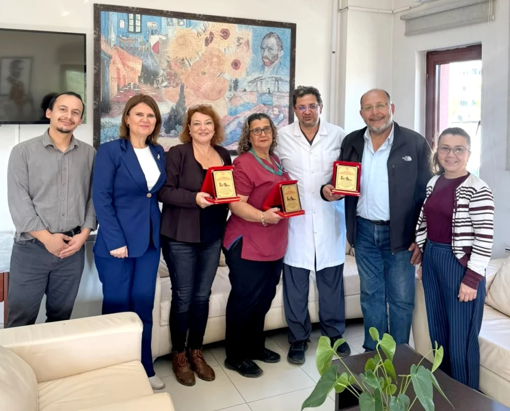 GELİBOLU'DA EMEKLİLİĞE AYRILAN SAĞLIK ÇALIŞANLARINA TEŞEKKÜR PLAKETİ