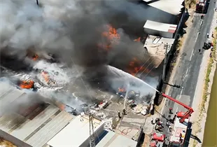 Menemen’deki geri dönüşüm tesisi yangınına yoğun müdahale